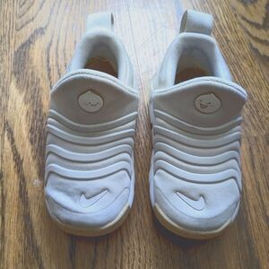 Nike Dynamo Go Flyease size 6 toddler sneakers